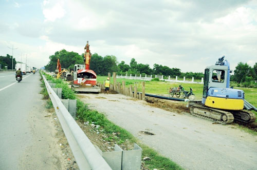 Kỳ lạ: Bệnh viện xây gần xong nhưng chưa có đường - 11