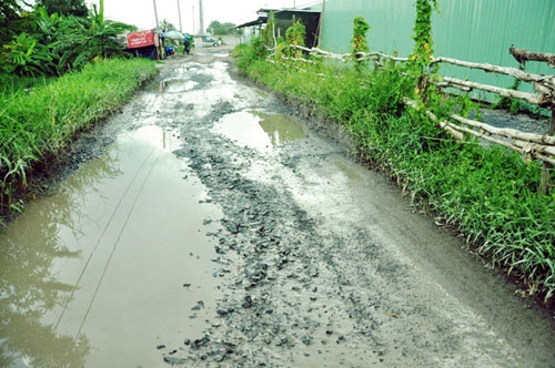 Kỳ lạ: Bệnh viện xây gần xong nhưng chưa có đường - 13