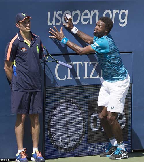 Monfils suýt bị đồng hồ đè gãy chân ở US Open - 2