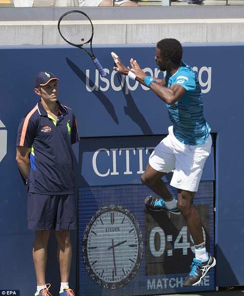 Monfils suýt bị đồng hồ đè gãy chân ở US Open - 3