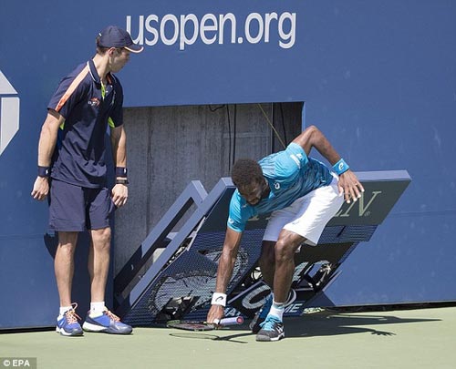 Monfils suýt bị đồng hồ đè gãy chân ở US Open - 4