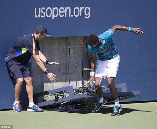 Monfils suýt bị đồng hồ đè gãy chân ở US Open - 5