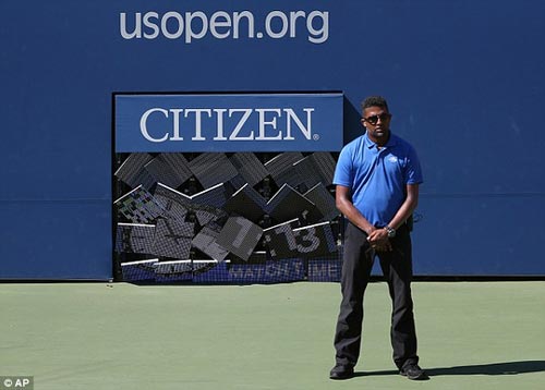 Monfils suýt bị đồng hồ đè gãy chân ở US Open - 6