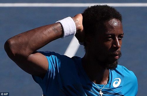 Monfils suýt bị đồng hồ đè gãy chân ở US Open - 7