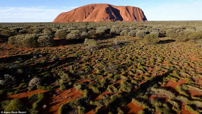 Video quay đá thiêng lớn nhất thế giới ở Úc từ trên cao - 1