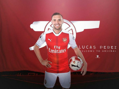 Arsenal: “Hàng rởm” Lucas Perez ăn đứt Griezmann - 1