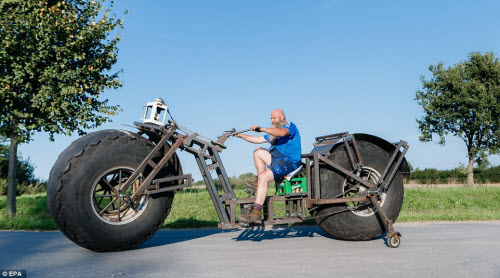 Choáng với chiếc xe đạp dùng bánh máy kéo nặng nhất thế giới - 1