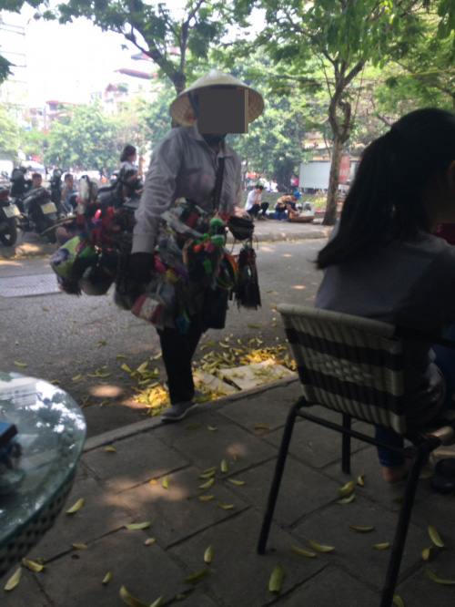 Lộ diện thế lực "chăn dắt" người già, trẻ em bán hàng rong - 2