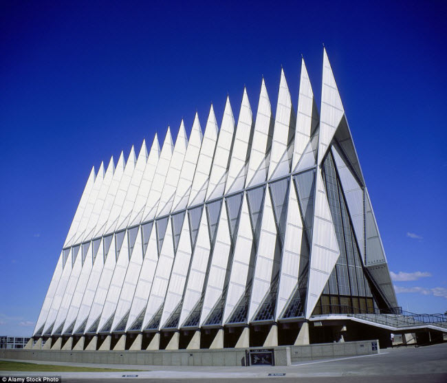 Được xây dựng năm 1963 tại bang Colorado ở Mỹ, nhà thờ Học viên không quân Barry Goldwater nổi tiếng với kiến trúc hình tam giác. Đây là công trình nhân tạo thu hút đông du khách nhất tại bang Colorado.