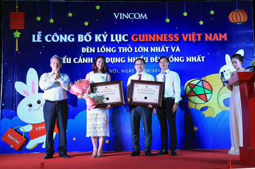 Kỷ lục Guinness mùa Trung Thu 2016: Chính thức “lên đèn” Thỏ Vincom - 1