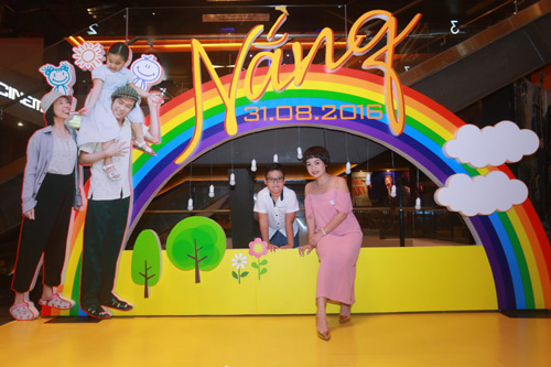 Hari Won một mình ra Hà Nội ủng hộ phim của bạn trai - 6