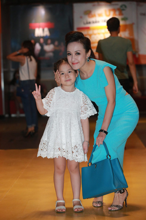 Hari Won một mình ra Hà Nội ủng hộ phim của bạn trai - 5