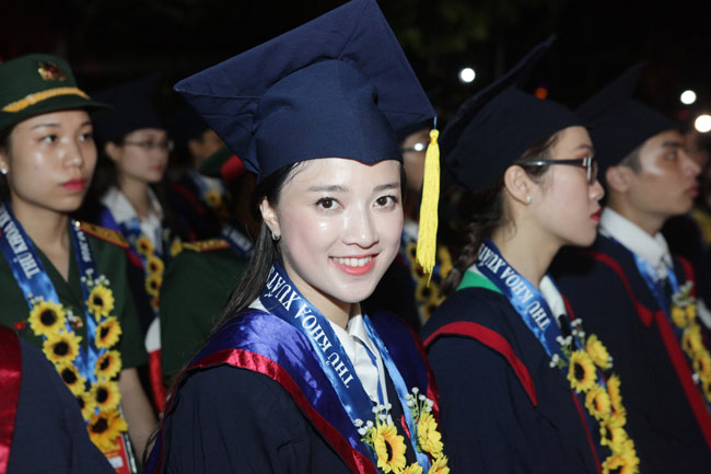 Quỳnh Anh là người đại diện cho 100 thủ khoa phát biểu trong lễ vinh danh thủ khoa xuất sắc của các trường đại học, học viện trên địa bàn Hà Nội (ngày 28/8). 