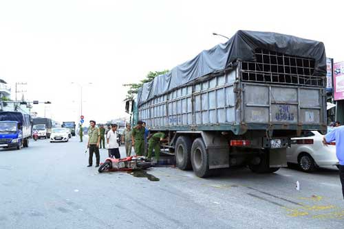 Hai cha con gặp nạn dưới bánh xe tải - 1