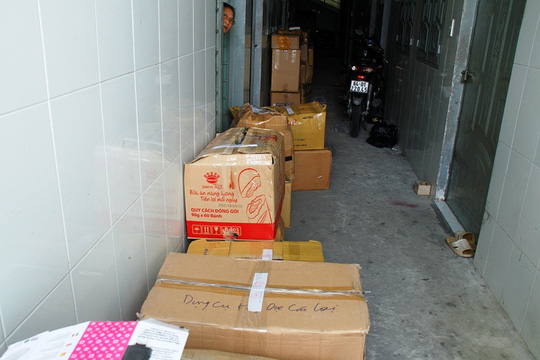 Thu giữ hàng ngàn "hàng sung sướng" mua từ chợ Kim Biên - 2