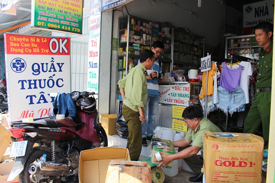 Thu giữ hàng ngàn "hàng sung sướng" mua từ chợ Kim Biên - 1