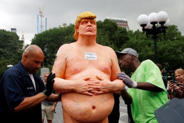 Đấu giá tượng khỏa thân của Donald Trump tới 400 triệu - 1