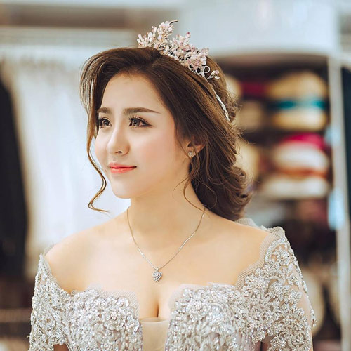 Cô vợ xinh đẹp Đà Nẵng được chồng tặng xe 7 tỷ - 1