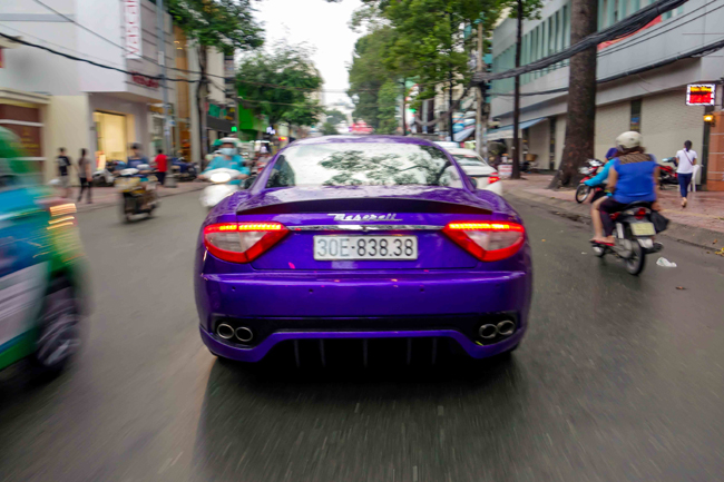 Thời gian gần đây, không ít người dân Sài Gòn phải thốt lên ngỡ ngàng khi bắt gặp một chiếc xe màu tím thường xuyên diễu phố.