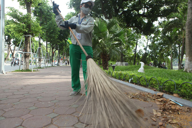 &#34;Không gian đi bộ&#34; Hồ Gươm nhộn nhịp trước giờ cấm xe - 8