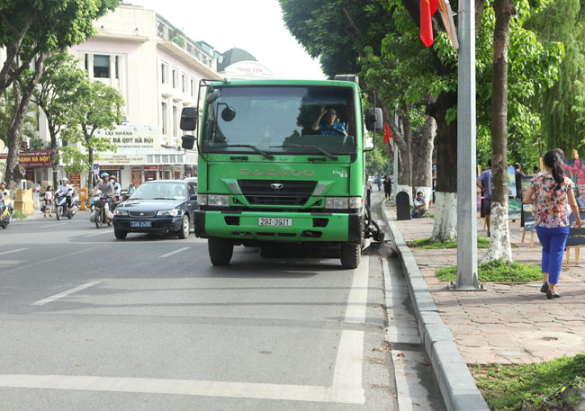 &#34;Không gian đi bộ&#34; Hồ Gươm nhộn nhịp trước giờ cấm xe - 9