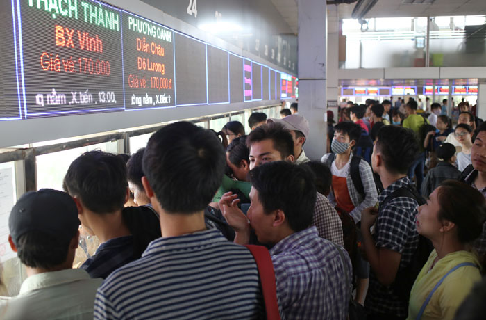 Người lớn, trẻ nhỏ ngủ vạ vật chờ xe về quê nghỉ lễ 2/9 - 3