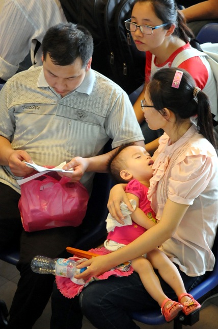 Người lớn, trẻ nhỏ ngủ vạ vật chờ xe về quê nghỉ lễ 2/9 - 11