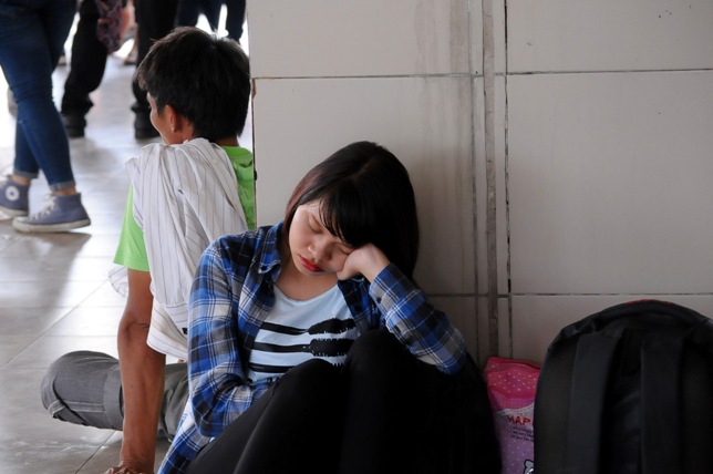 Người lớn, trẻ nhỏ ngủ vạ vật chờ xe về quê nghỉ lễ 2/9 - 8
