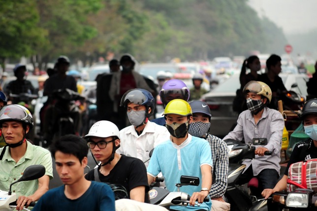 Người lớn, trẻ nhỏ ngủ vạ vật chờ xe về quê nghỉ lễ 2/9 - 17