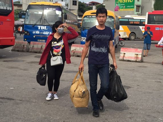 Người lớn, trẻ nhỏ ngủ vạ vật chờ xe về quê nghỉ lễ 2/9 - 15