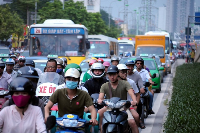 Ảnh: Dân ùn ùn về quê nghỉ lễ, Thủ đô “không lối thoát” - 3