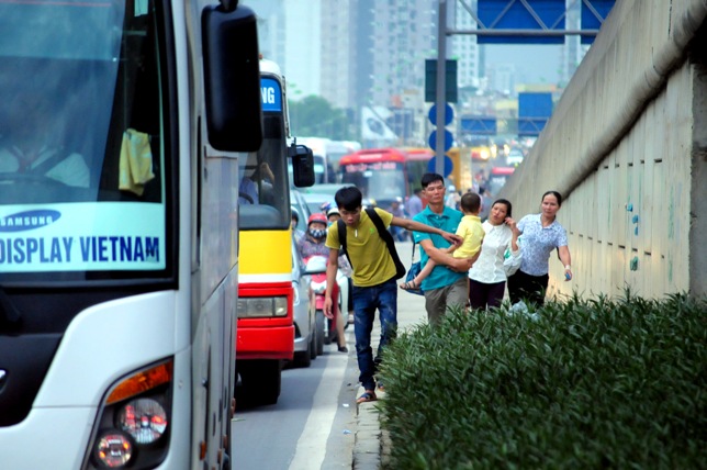 Ảnh: Dân ùn ùn về quê nghỉ lễ, Thủ đô “không lối thoát” - 2