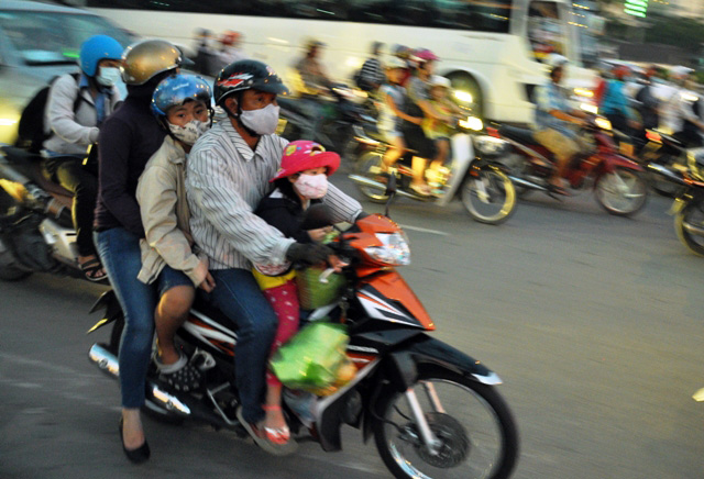 Người dân rồng rắn rời Sài Gòn về quê nghỉ lễ - 13