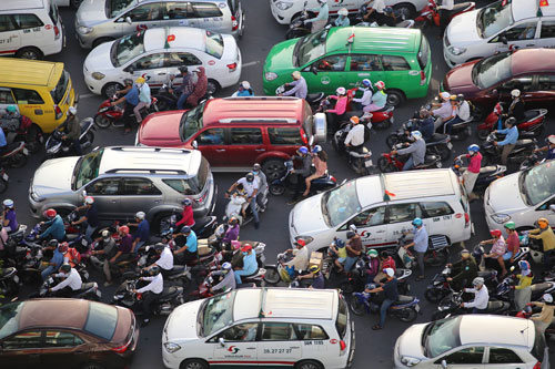 Người dân rồng rắn rời Sài Gòn về quê nghỉ lễ - 19