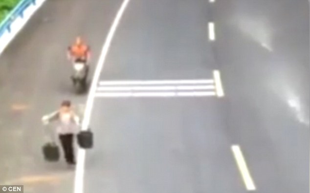 Video: “Đắm mình” trong xô phân vì bị xe máy tông - 1