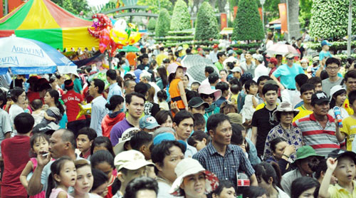 Nghỉ Tết Độc lập, khu vui chơi, công viên đông nghẹt người - 4
