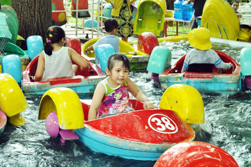 Nghỉ Tết Độc lập, khu vui chơi, công viên đông nghẹt người - 10