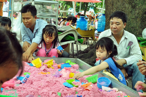 Nghỉ Tết Độc lập, khu vui chơi, công viên đông nghẹt người - 11