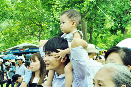 Nghỉ Tết Độc lập, khu vui chơi, công viên đông nghẹt người - 6