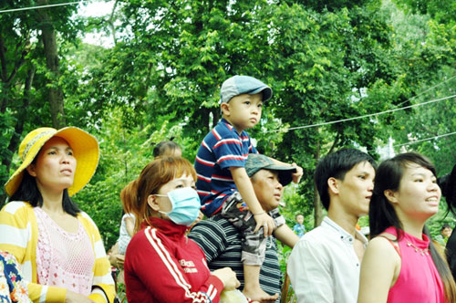 Nghỉ Tết Độc lập, khu vui chơi, công viên đông nghẹt người - 8