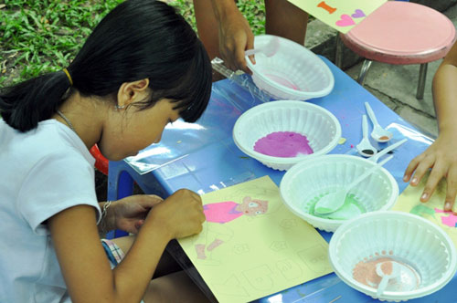 Nghỉ Tết Độc lập, khu vui chơi, công viên đông nghẹt người - 9