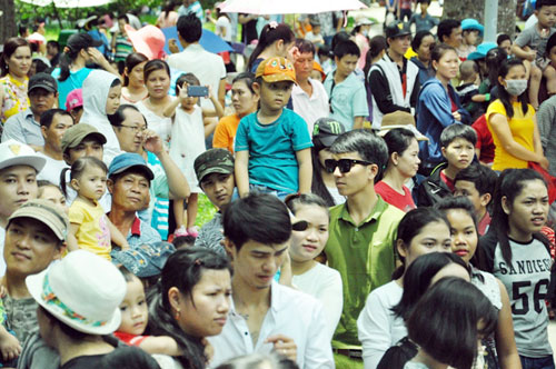 Nghỉ Tết Độc lập, khu vui chơi, công viên đông nghẹt người - 7