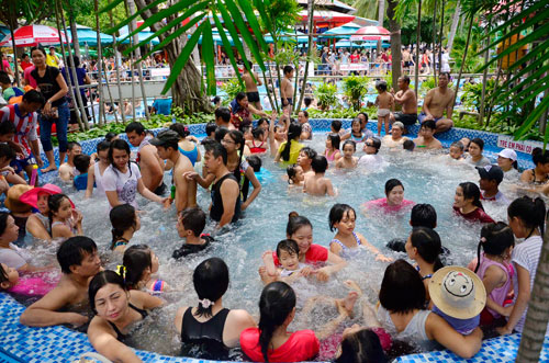 Nghỉ Tết Độc lập, khu vui chơi, công viên đông nghẹt người - 15