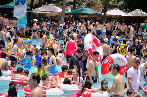 Nghỉ Tết Độc lập, khu vui chơi, công viên đông nghẹt người - 14