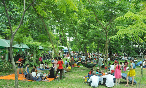 Nghỉ Tết Độc lập, khu vui chơi, công viên đông nghẹt người - 12