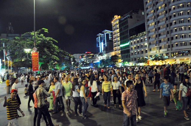 Người dân ùn ùn về trung tâm Sài Gòn xem bắn pháo hoa - 1