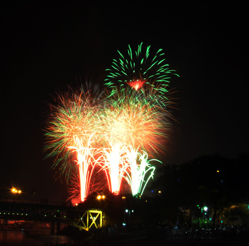 Pháo hoa lung linh trên bầu trời Sài Gòn mừng Tết Độc lập - 3