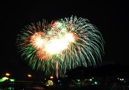 Pháo hoa lung linh trên bầu trời Sài Gòn mừng Tết Độc lập - 2