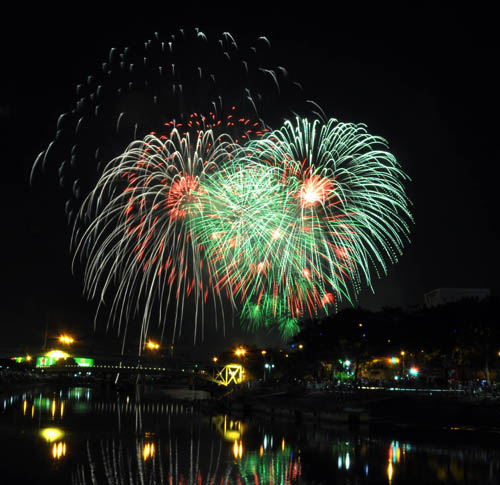 Pháo hoa lung linh trên bầu trời Sài Gòn mừng Tết Độc lập - 8