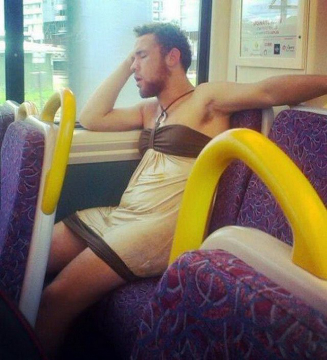 Úi giời, "người đẹp" ngủ trên xe buýt.